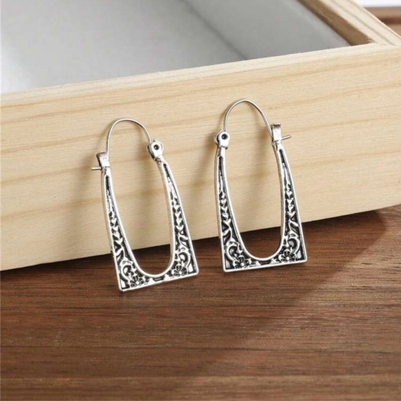 Ondine Branch Bud Bloom Floral Vine Embossed Arched Window Rectangle Garden Hoop - Picture 15 of 15